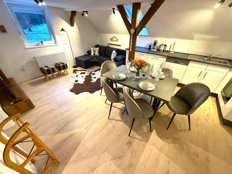 Coffee/tea facilities, Kitchen or kitchenette, Living room, Seating area, Dining area, stove