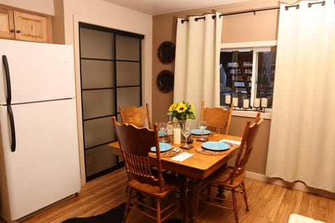 Seating area, Dining area