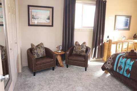 Bed, Photo of the whole room, Seating area, Bedroom