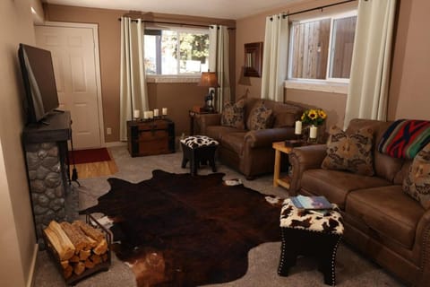 Communal lounge/ TV room, TV and multimedia, Living room, Seating area, Evening entertainment