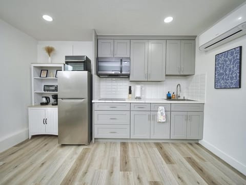 Coffee/tea facilities, Kitchen or kitchenette, dishwasher, oven, stove, toaster