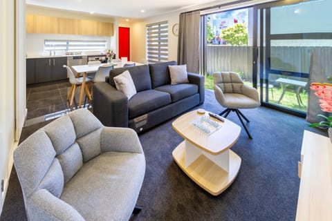 Facade/entrance, TV and multimedia, Coffee/tea facilities, Kitchen or kitchenette, Living room, Decorative detail, Seating area, Dining area, Evening entertainment, Garden view