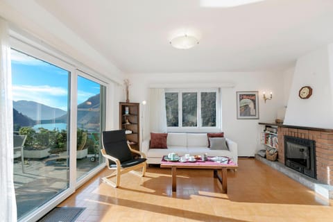 Balcony/Terrace, Living room, Lake view, Mountain view, fireplace