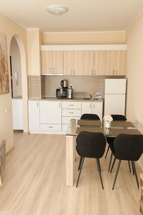 Coffee/tea facilities, Kitchen or kitchenette, Dining area, oven, stove