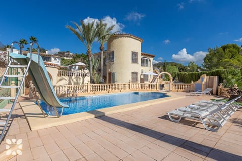Property building, Day, Pool view, Swimming pool, sunbed