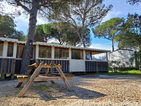 MOBIL-HOME tout confort Oasis village 5 étoiles House in Roquebrune-sur-Argens
