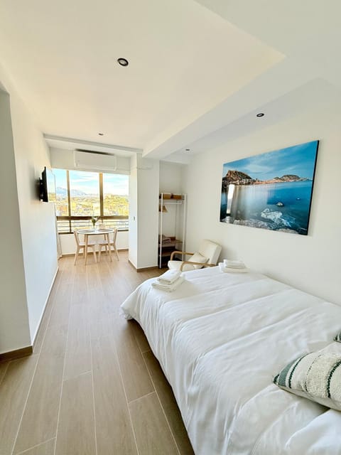 Bed, TV and multimedia, Photo of the whole room, Bedroom, towels