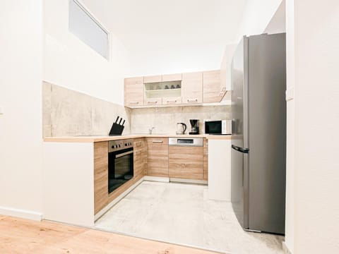 Coffee/tea facilities, dishwasher, microwave, oven, stove, kitchen