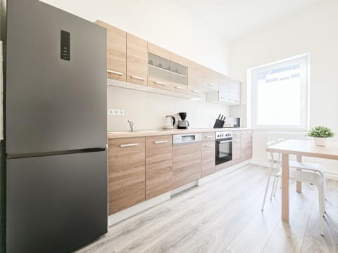 Coffee/tea facilities, dishwasher, microwave, oven, stove, kitchen