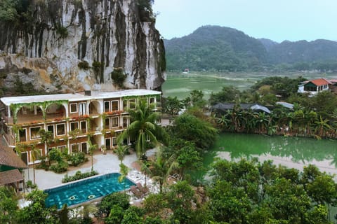 Property building, Natural landscape, Lake view, Mountain view, Pool view, River view, Swimming pool