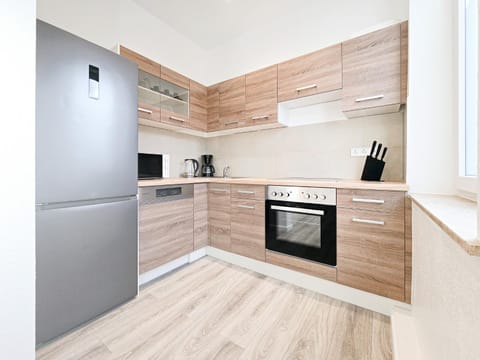 Coffee/tea facilities, dishwasher, microwave, oven, stove