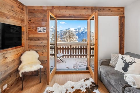 Bed, Natural landscape, Winter, TV and multimedia, Living room, Photo of the whole room, Bedroom, Mountain view