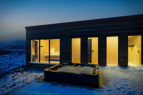New amazing cabin with spectacular view and jacuzzi in the heart of Lofoten Cabin in Lofoten