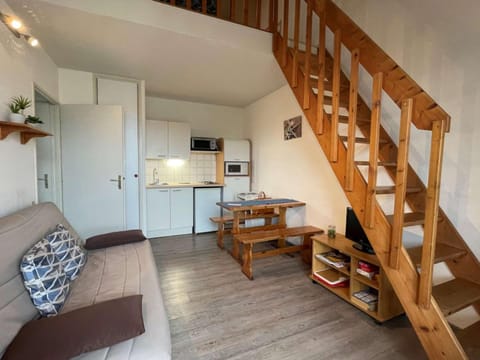 TV and multimedia, Kitchen or kitchenette, Living room, Seating area, Dining area, stove