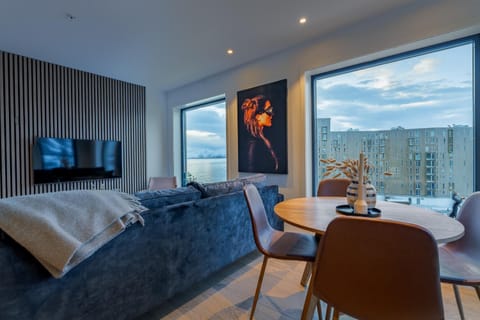 TV and multimedia, Living room, Seating area, Dining area