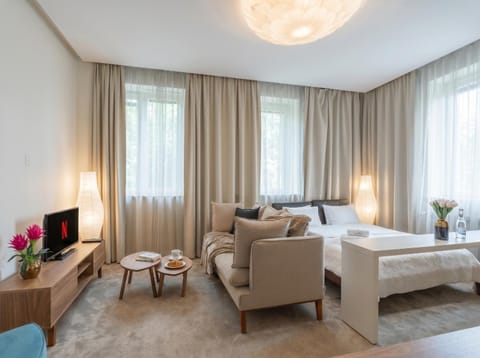 Bed, TV and multimedia, Living room, Photo of the whole room, Seating area, Bedroom, towels