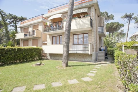 Facade/entrance, Garden, Balcony/Terrace