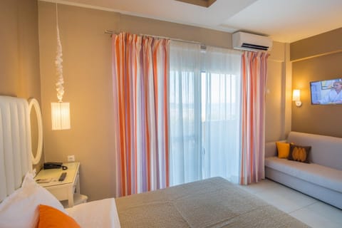 Photo of the whole room, Sea view