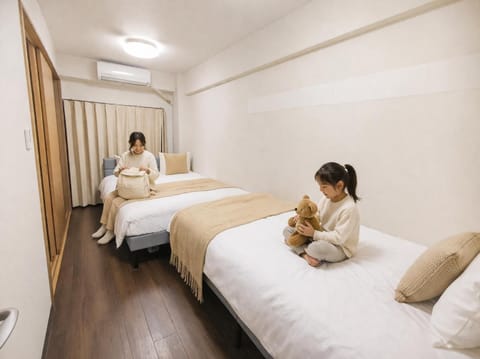 Bed, People, Photo of the whole room, Bedroom, air conditioner