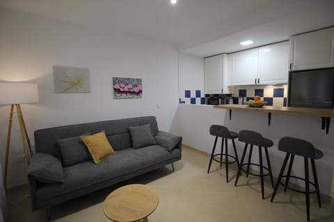 TV and multimedia, Kitchen or kitchenette, Living room, Seating area, Dining area