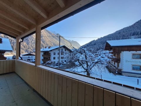 Balcony/Terrace, Mountain view
