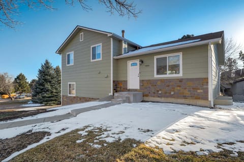 Cresthaven Hall 2 Mins to UCCS Family Fun & BBQ House in Colorado Springs