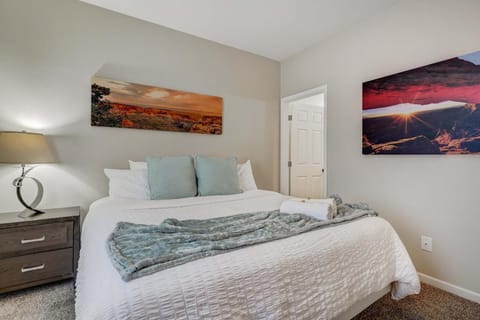 Cresthaven Hall 2 Mins to UCCS Family Fun & BBQ House in Colorado Springs