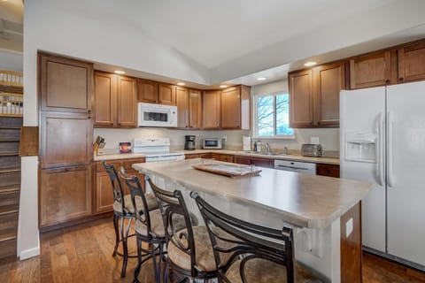 Cresthaven Hall 2 Mins to UCCS Family Fun & BBQ House in Colorado Springs