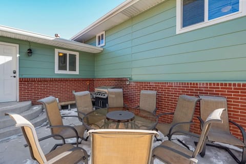 Crestpoint Court Family Multi-Level Near UCCS & BBQ House in Colorado Springs