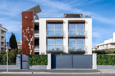 Private Front Beach Villa with garden and garage Villa in Antibes