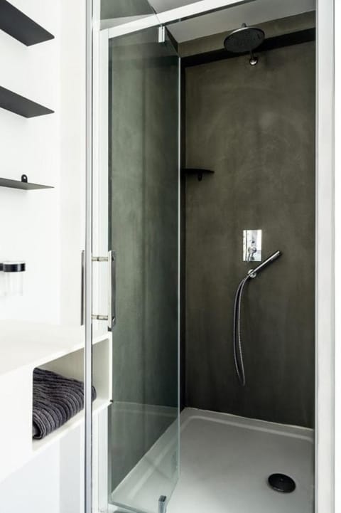 Private Front Beach Villa with garden and garage Villa in Antibes