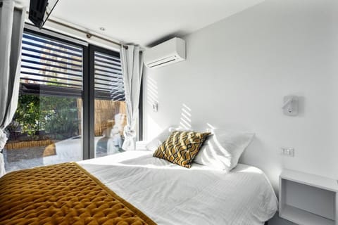 Private Front Beach Villa with garden and garage Villa in Antibes