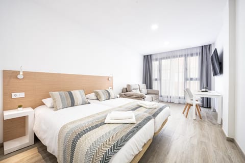 Bed, TV and multimedia, Living room, Photo of the whole room, Seating area, Bedroom, towels