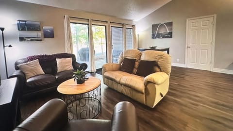 Communal lounge/ TV room, TV and multimedia, Living room, Seating area, Evening entertainment