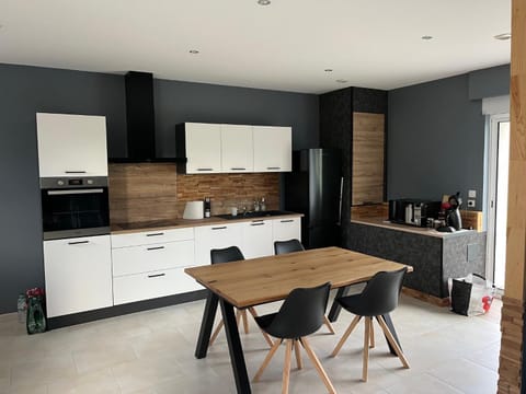 Coffee/tea facilities, Dining area, oven, stove