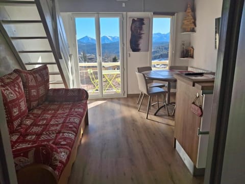 Living room, Dining area, Mountain view