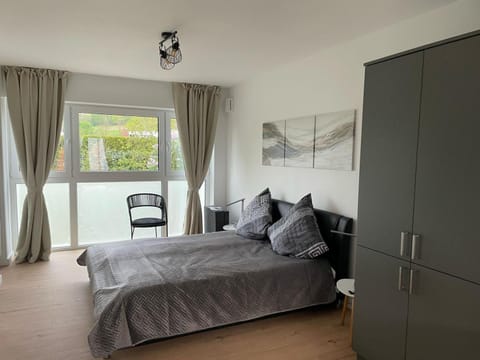 modernes stilvoll eingerichtetes Appartement Apartment in Bergisch Gladbach