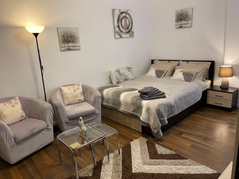 Bed, Living room, Photo of the whole room, Seating area, Bedroom, towels