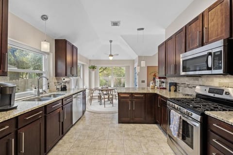 Artist Retreat at Cypress Creek - Hotub - Sleeps 9 House in Cedar Park