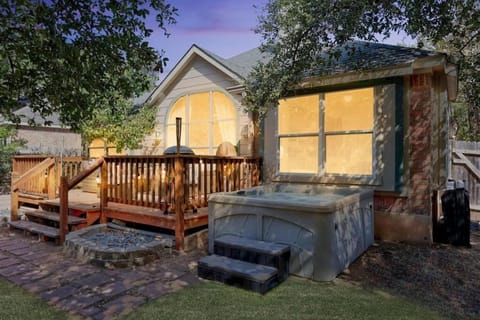 Artist Retreat at Cypress Creek - Hotub - Sleeps 9 House in Cedar Park
