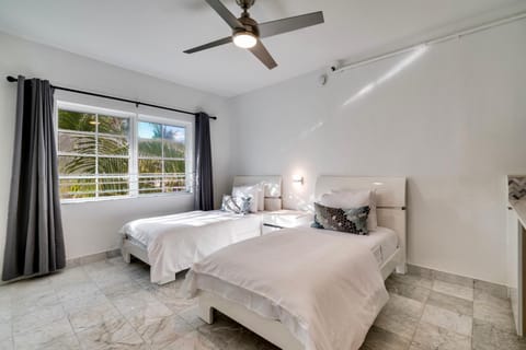 Best location by the Beach ! Free WiFi - TV - All amenities Apartment in Flamingo Lummus