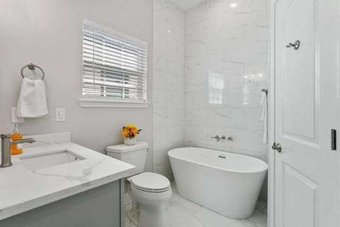 FIVE Bathrooms with FIVE Bedrooms and Stylish House in New Orleans