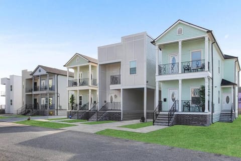 FIVE Bathrooms with FIVE Bedrooms and Stylish House in New Orleans