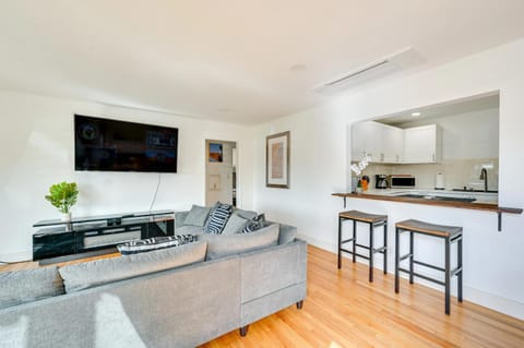 TV and multimedia, Living room, Seating area, pet friendly