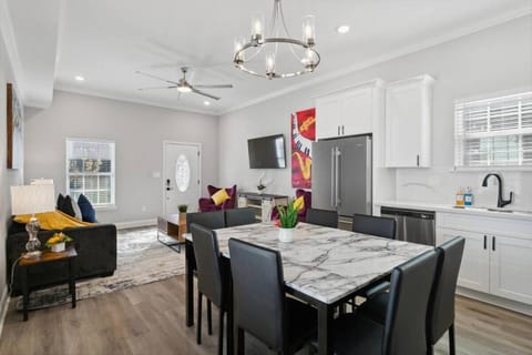 Beautiful NEW 5BR Home with outdoor seating House in New Orleans