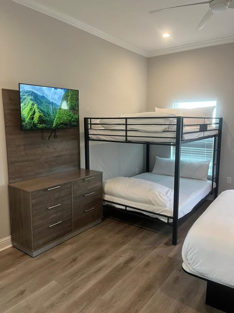 Beautiful NEW 5BR Home with outdoor seating House in New Orleans