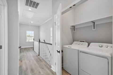 Beautiful NEW 5BR Home with outdoor seating House in New Orleans