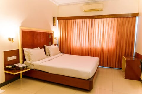 Bed, Photo of the whole room, Bedroom, air conditioner