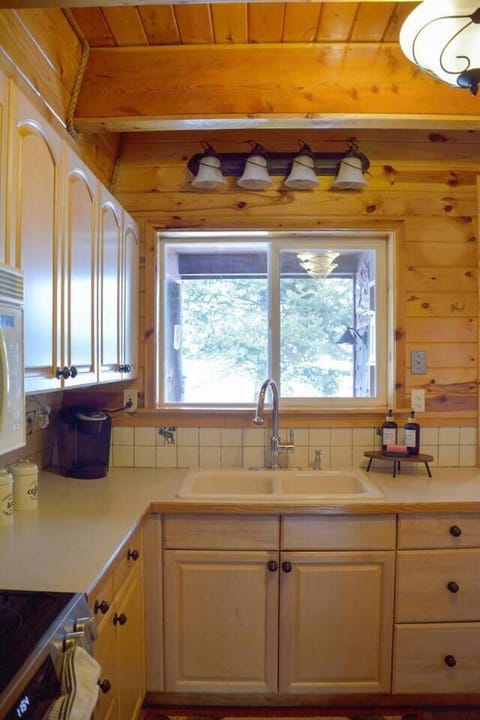 Cozy Bear Cabin Getaway Cabin in Island Park