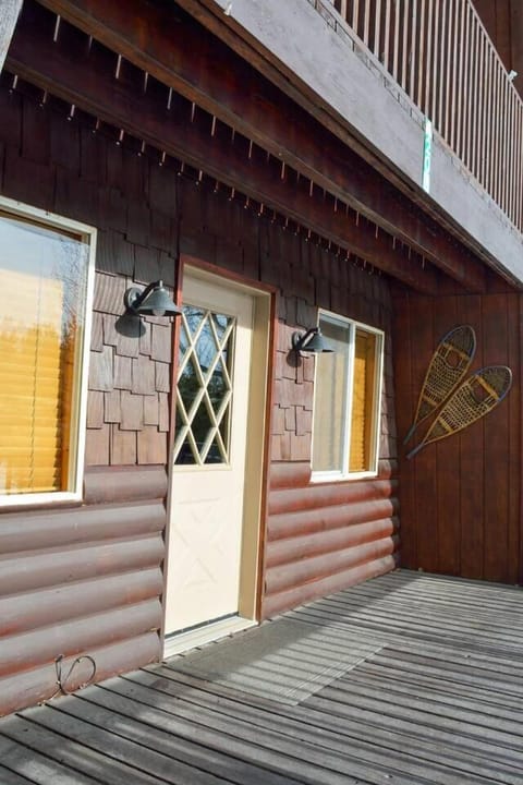 Cozy Bear Cabin Getaway Cabin in Island Park